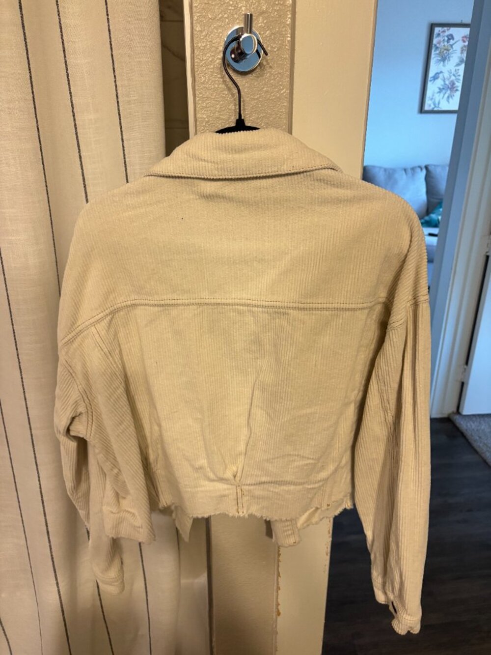 Cropped White Jacket - Picture 2 of 3